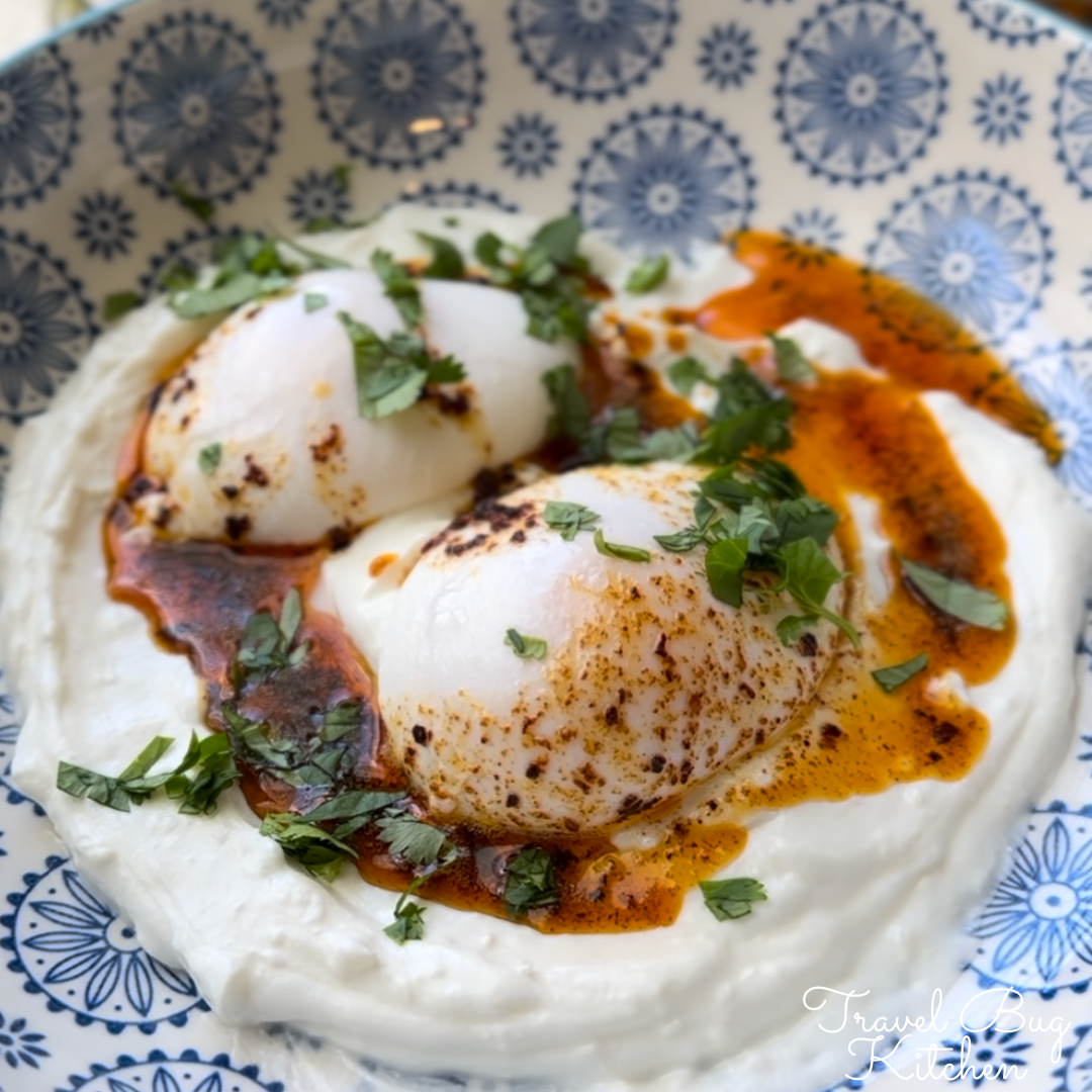 Turkish Poached Eggs (Çılbır) - トルコのポーチドエッグ、チュルブル